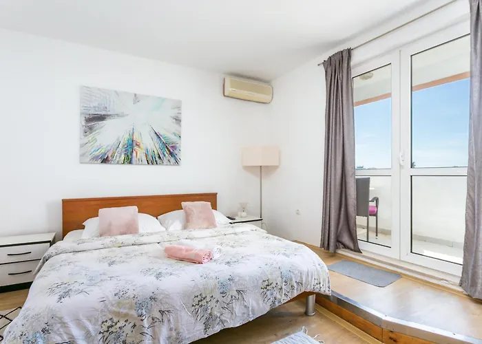 Lejlighed With Parking Space - 22909 *